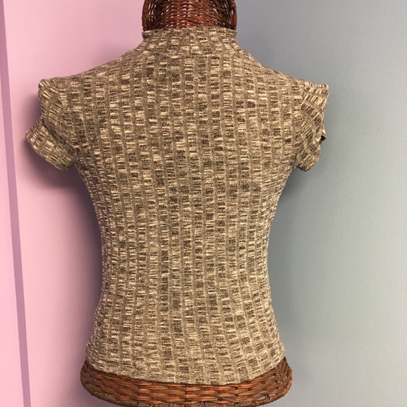 Gray Mock Ribbed Short Sleeve Top 🫶🏻 - Picture 5 of 6